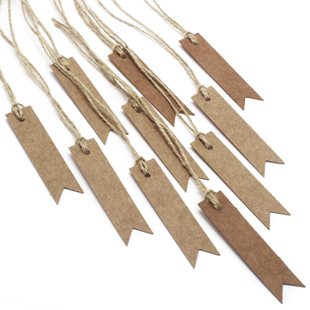 En Gran Velada puedes comprar etiquetas de carton para personalizar detalles, como este modelo en forma de banderin largo. Ampli