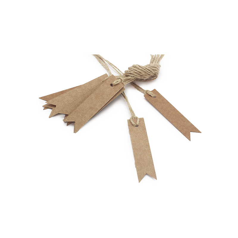 En Gran Velada puedes comprar etiquetas de carton para personalizar detalles, como este modelo en forma de banderin largo. Ampli