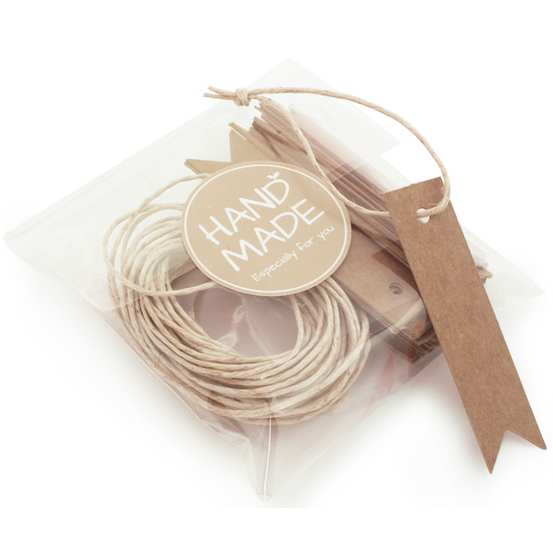 En Gran Velada puedes comprar etiquetas de carton para personalizar detalles, como este modelo en forma de banderin largo. Ampli