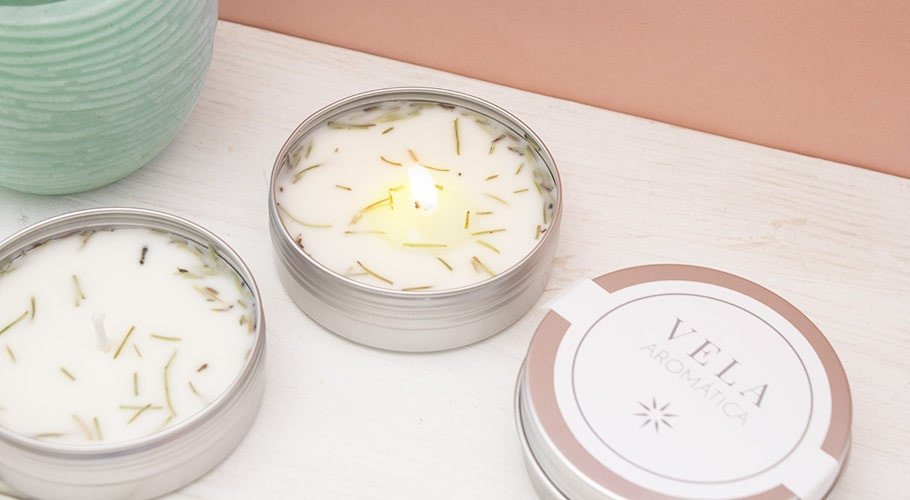 Semillas, flores y cortezas para decorar velas